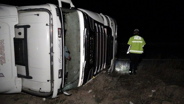 Foto - Şeftali yüklü kamyon devrildi:1 yaralı