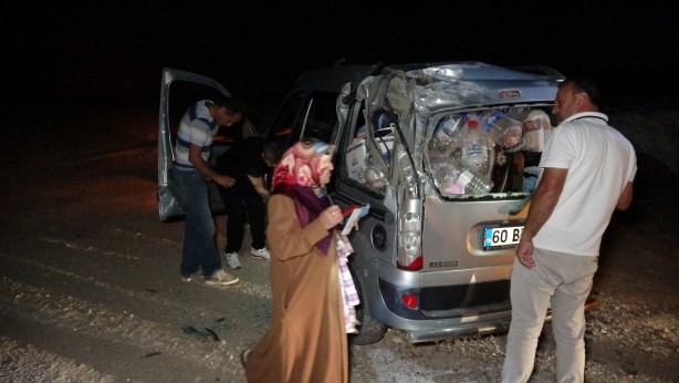 Foto - Şeftali yüklü kamyon devrildi:1 yaralı
