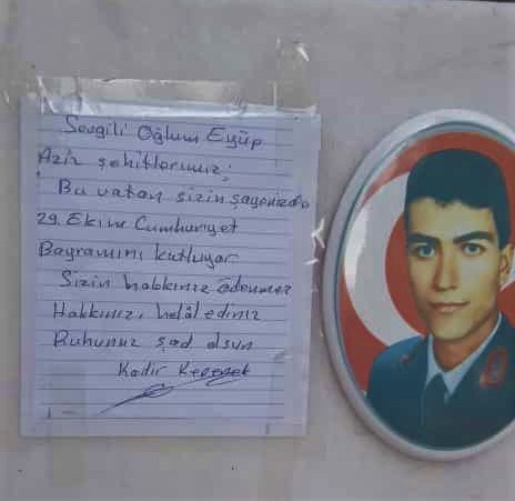 Şehidin mezarında yürekleri dağlayan not