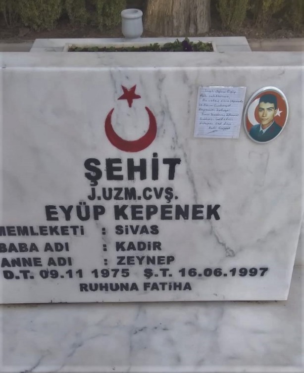 Foto - Şehidin mezarında yürekleri dağlayan not