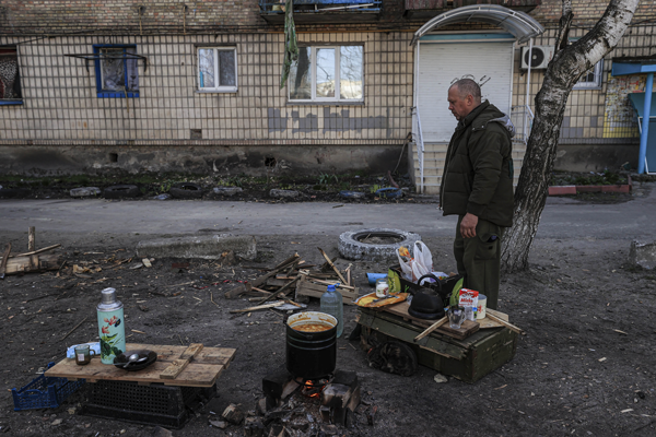 Foto - Şehir harabeye döndü! Sokakta yaşam mücadelesi veriyorlar