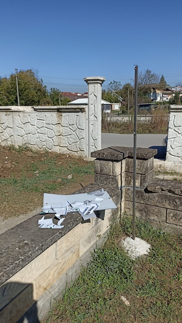 Foto - Şehir mezarlığı magandaların hedefi oldu!