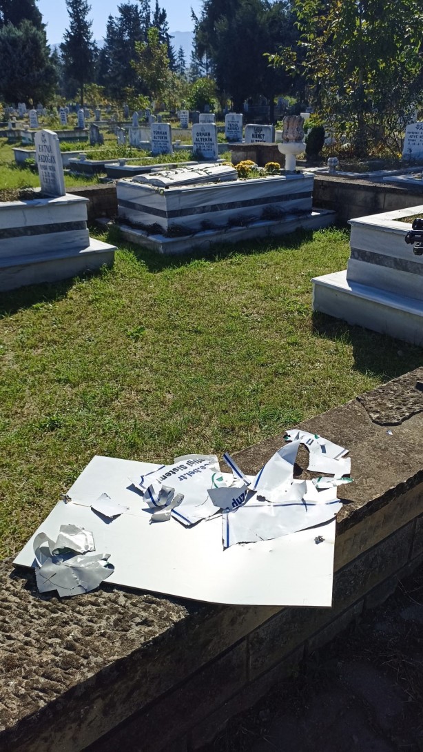 Foto - Şehir mezarlığı magandaların hedefi oldu!