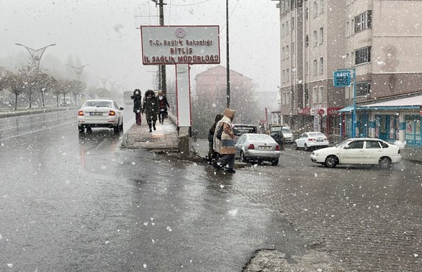 Foto - Şehir, yağan kar ile beraber beyaza büründü