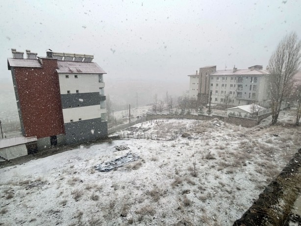 Foto - Şehir, yağan kar ile beraber beyaza büründü