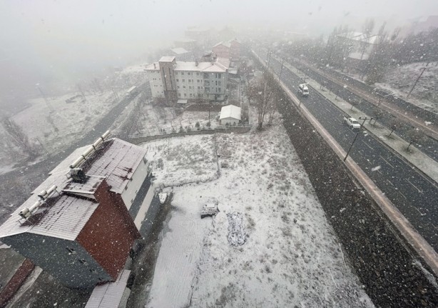 Foto - Şehir, yağan kar ile beraber beyaza büründü