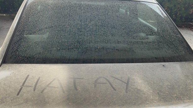 Foto - Şehirde birçok aracın üstü tozla kaplandı