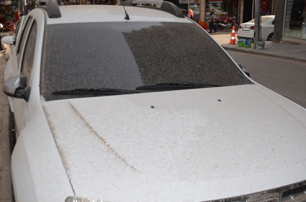 Foto - Şehirde birçok aracın üstü tozla kaplandı