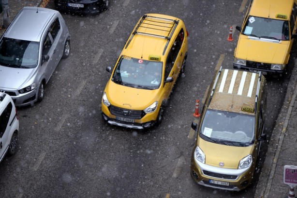 Şehirde kar ve tipi nedeniyle tır ve araçlar yolda kaldı