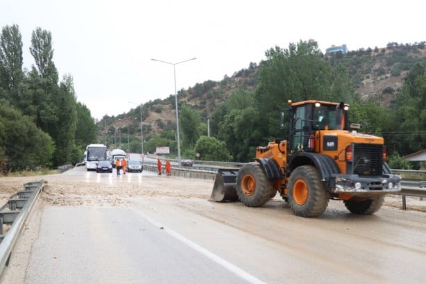 Foto - Şehirde kuvvetli rüzgar ve sağanak! Ağaçlar devrildi