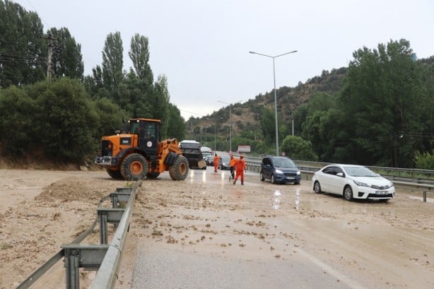 Şehirde kuvvetli rüzgar ve sağanak! Ağaçlar devrildi