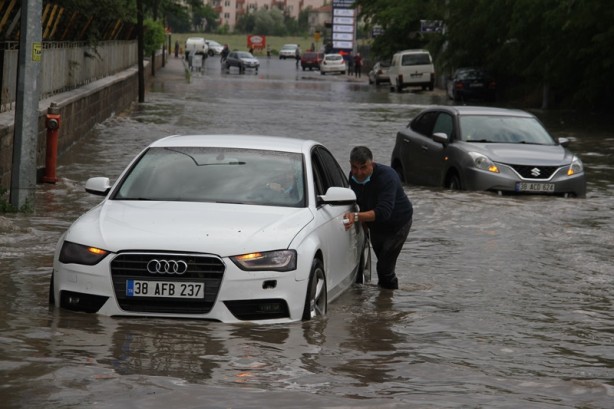 Foto - Şehirde sağanak! Hazırlıksız yakalandılar