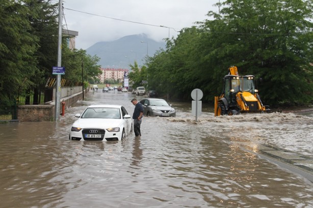 Foto - Şehirde sağanak! Hazırlıksız yakalandılar