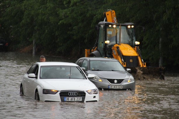 Foto - Şehirde sağanak! Hazırlıksız yakalandılar