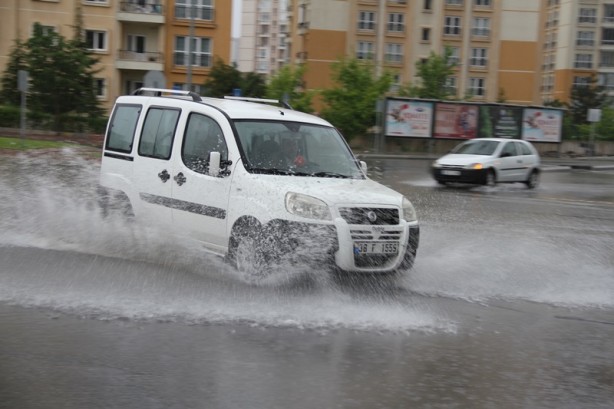 Şehirde sağanak! Hazırlıksız yakalandılar
