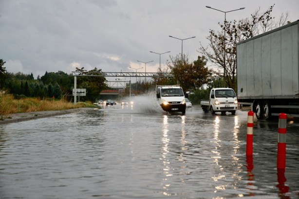 Şehirde sağanak yağış! Zor anlar
