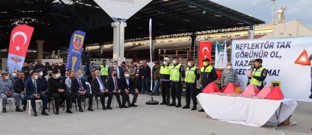 Şehirde traktör kazalarının önlenmesi için yaklaşık 3 bin reflektör dağıtıldı