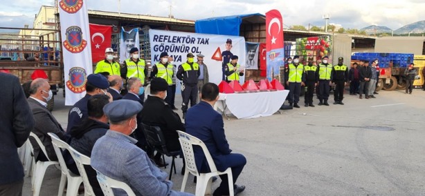 Foto - Şehirde traktör kazalarının önlenmesi için yaklaşık 3 bin reflektör dağıtıldı