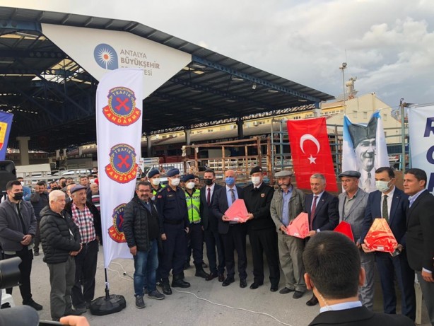 Foto - Şehirde traktör kazalarının önlenmesi için yaklaşık 3 bin reflektör dağıtıldı