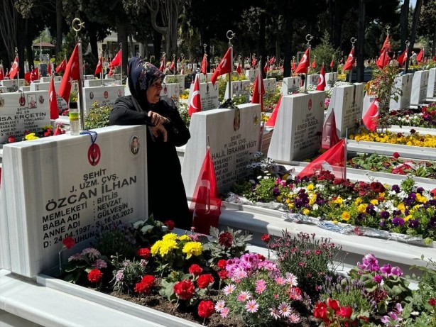 Foto - Edirnekapı Şehitliği'nde buruk bayram: Tek tesellimiz şehit olması....