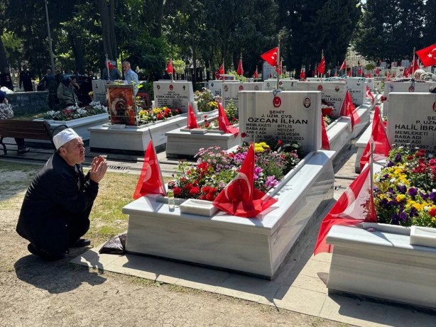 Foto - Edirnekapı Şehitliği'nde buruk bayram: Tek tesellimiz şehit olması....