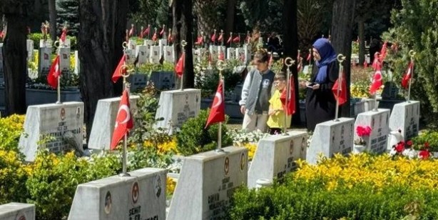 Edirnekapı Şehitliği'nde buruk bayram: Tek tesellimiz şehit olması....