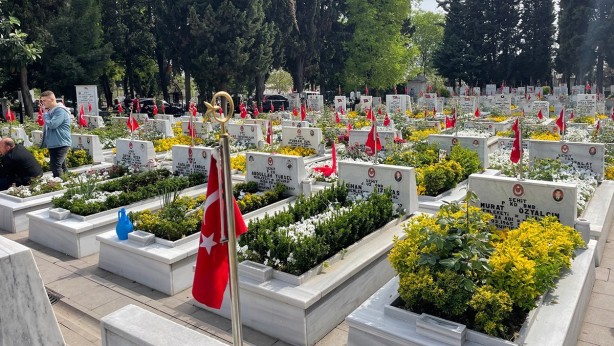 Foto - Edirnekapı Şehitliği'nde buruk bayram: Tek tesellimiz şehit olması....