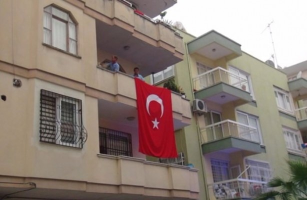 Şehit askerlerin evine ateş düştü