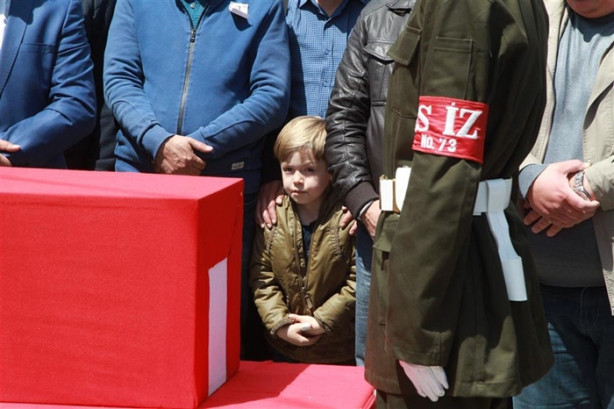 Foto - Şehit babasını asker selamıyla uğurladı!