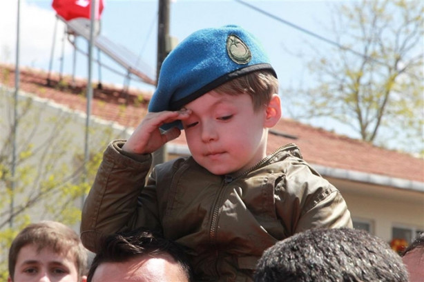Foto - Şehit babasını asker selamıyla uğurladı!
