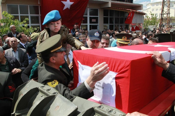 Foto - Şehit babasını asker selamıyla uğurladı!