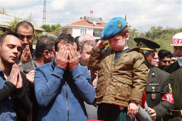 Foto - Şehit babasını asker selamıyla uğurladı!