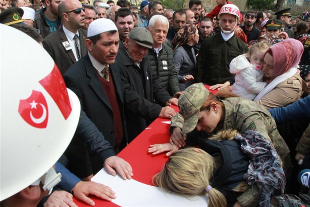 Foto - Şehit babasını asker selamıyla uğurladı!