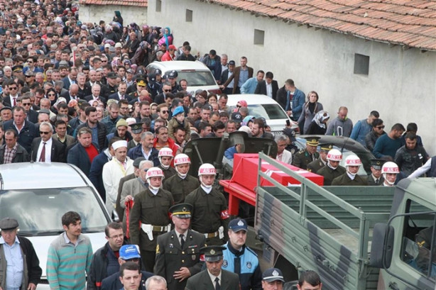 Şehit babasını asker selamıyla uğurladı!