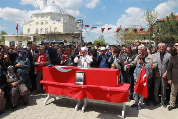 Foto - Şehit babasını asker selamıyla uğurladı!