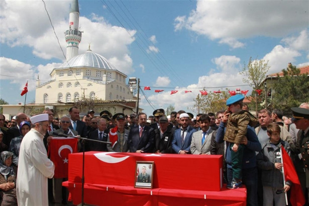 Foto - Şehit babasını asker selamıyla uğurladı!