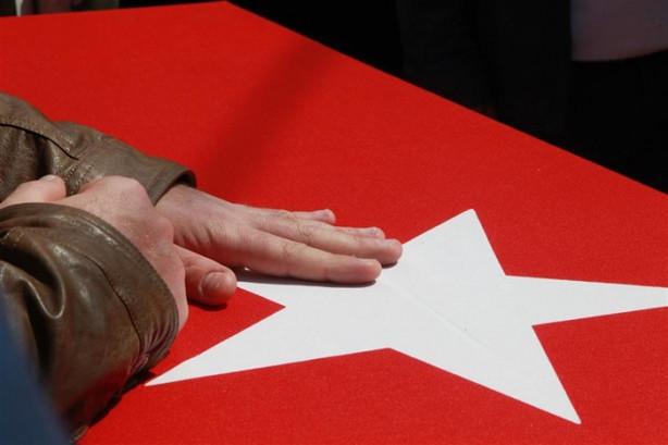Foto - Şehit babasını asker selamıyla uğurladı!