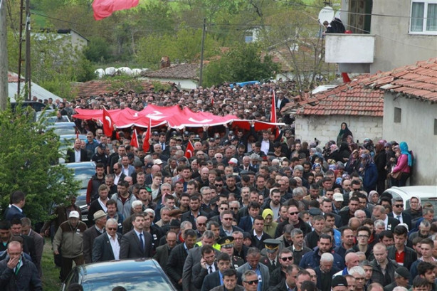 Foto - Şehit babasını asker selamıyla uğurladı!