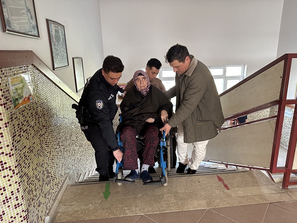 Foto - Şehit eşi sandığa böyle taşındı