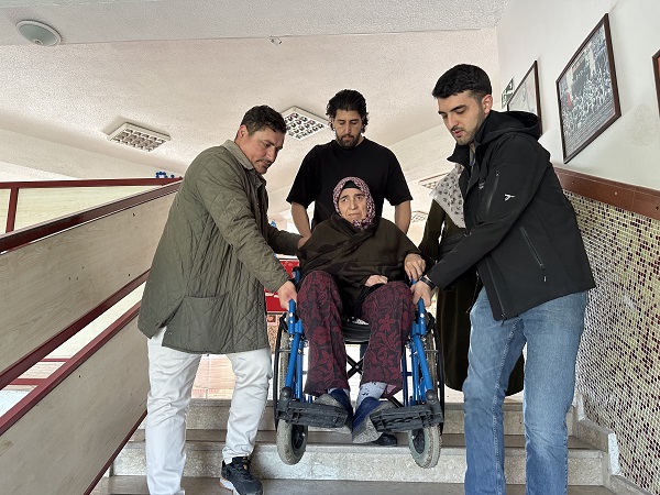 Şehit eşi sandığa böyle taşındı