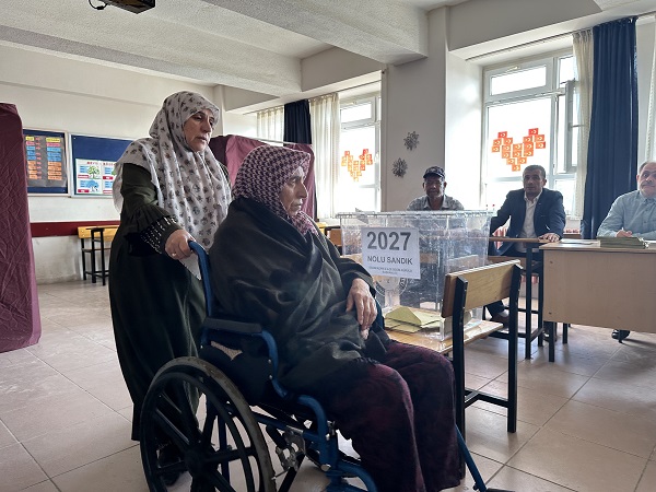 Foto - Şehit eşi sandığa böyle taşındı