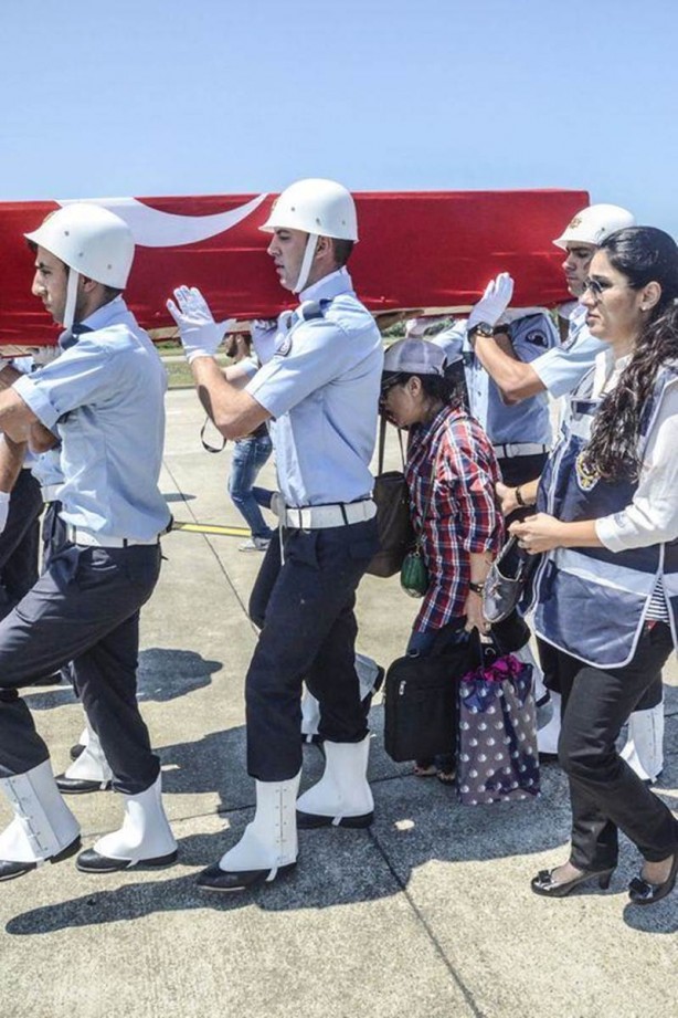 Foto - Şehit eşinin yanına yattı