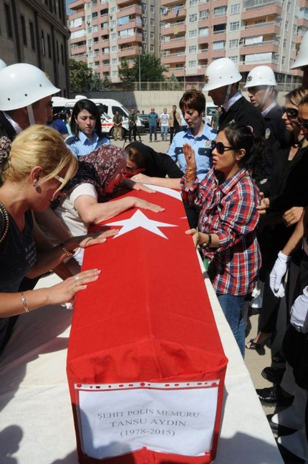 Şehit eşinin yanına yattı