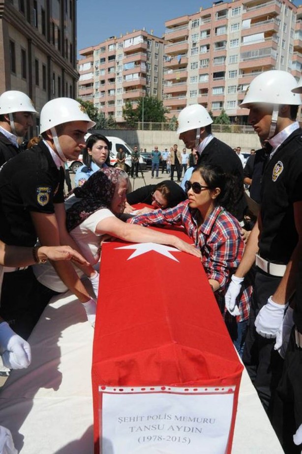 Foto - Şehit eşinin yanına yattı