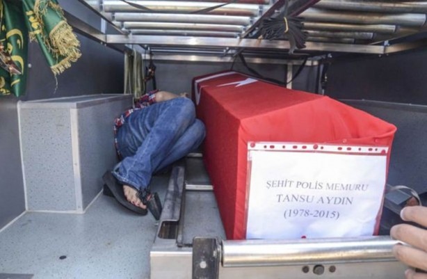 Foto - Şehit eşinin yanına yattı