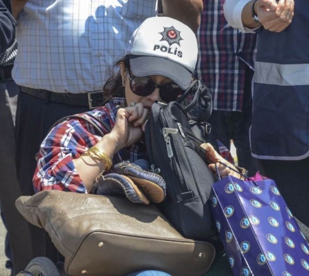 Foto - Şehit eşinin yanına yattı