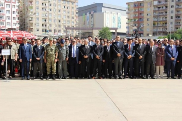 Foto - Şehit eşinin yanına yattı