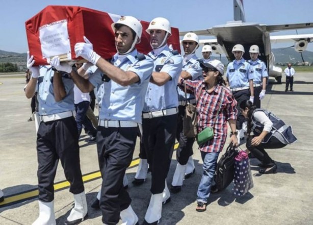 Foto - Şehit eşinin yanına yattı