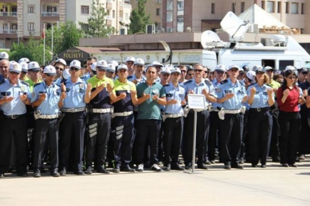 Foto - Şehit eşinin yanına yattı