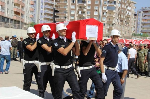 Foto - Şehit eşinin yanına yattı